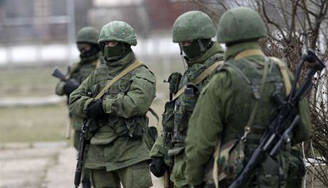 Neoznaení vojáci hlídají ukrajinskou vojenskou základnu ve mste Privolnoye.