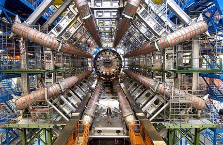 ... ale extrémní mediální zájem třeba přitáhnou dějinné události, jako objev Higgsova bosonu v CERN.