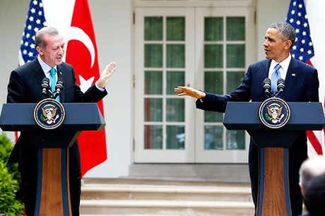 Společná tisková konference amerického prezidenta Baracka Obamy a tureckého premiéra Recepa Tayyipa Erdogana se konala za jeho návštěvy Washingtonu v Růžové zahradě Bílého domu 16. května.
