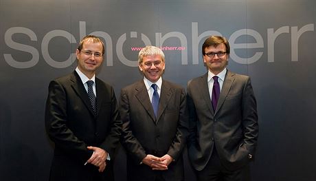 Martin Kubánek (vlevo) a Martin Nedelka (vpravo) s managing partnerem firmy Christophem Lindingerem.