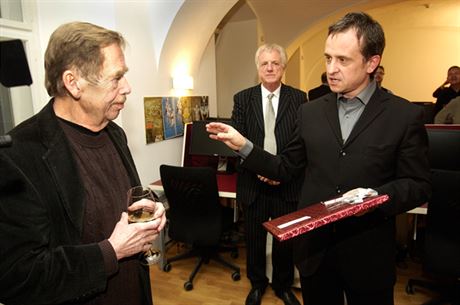 Václav Havel accepts a gift from Editor-in-Chief Istvan Léko