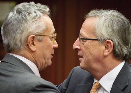 éf ministr financí eurozóny Jean-Claude Juncker (vpravo) a italský ministr financí Giulio Tremonti volají po spolených dluhopisech EU.