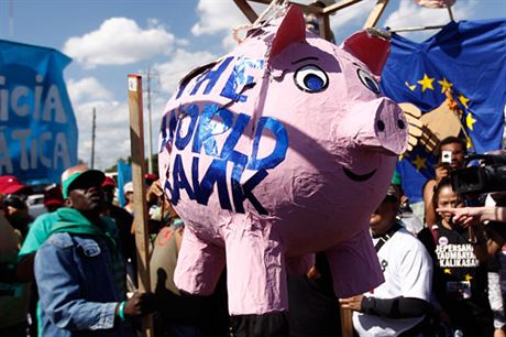 Vypasený symbol Svtové banky ml pi protestech v Cancúnu jednající státy odradit od zámru jmenovat ji správcem klimatického fondu.