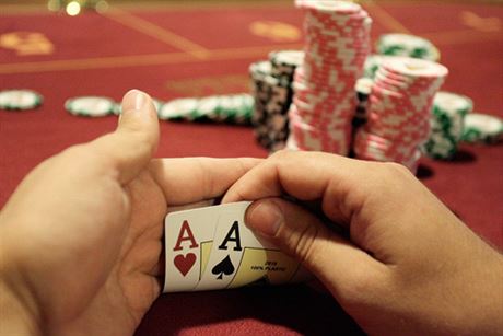 Pokud pi pokerovém turnaji vyhrajete hru, ani byste mli nejvyí kombinaci karet, poruíte loterijní zákon. Tak alespo vykládá vládní novelu zákona Asociace eského pokeru.