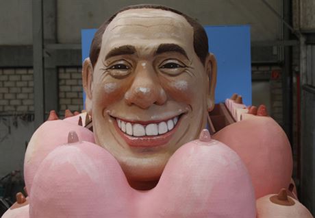Silvio Berlusconi dělá vše v zájmu dosažení jediného cíle: aby si ho veřejnost zamilovala.