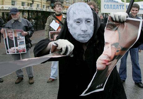 Premiér Vladimir Putin není viník a Michail Chodorkovskuij není pouze ob.