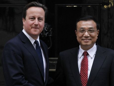 Britský premiér David Cameron se zdraví s ínským vicepremiérem Li Kche-chiangem ped jejich setkáním 10. ledna 2011 v Downing Street 10.