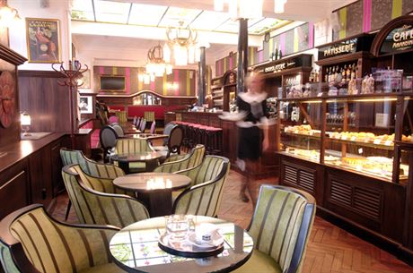 Café Amandine se rychle stalo populární podnikem, jeho patronkou je Chantal Poullain.