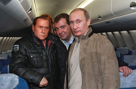Na jedné lodi. Vdci Itálie a Ruska Silvio Berlusconi, Dmitrij Medvedv a Vladimir Putin pi prohlídce nového letadla Suchoj Superjet 100.