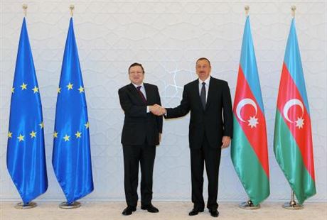 Předseda Evropské komise José Manuel Barroso (vlevo) jednal během lednové návštěvy Ázerbájdžánu s prezidentem země Ilhamem Alijevem o dodávkách zemního plynu do Evropy.
