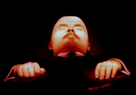 Pohbení nabalzamovaného tla lídra bolevik Vladimíra Iljie Lenina, je spoívá v mauzoleu na Rudém námstí, se pravideln objevuje od rozpadu Sovtského svazu.
