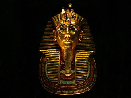 Zlatá Tutanchamonova pohební maska z faraonovy hrobky. Ta byla jedinou nevykradenou z éry slavných panovník starého Egypta a zárove jednou z nejmeních. ást Tutanchamonovy pohební výbavy byla bhem nepokoj v Egypt ukradena.