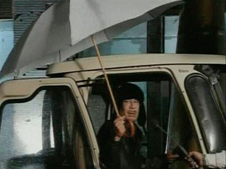 Plukovník Muammar Kaddáfí zejm hodlá vést svou revoluci a do konce. Na snímku je zachycen pi svém proslovu ve státní televizi 22. února.