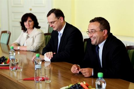 Premiér Petr Nečas (ODS, uprostřed) zatím drží nad ministrem školství Josefem Dobešem (VV) ochrannou ruku.