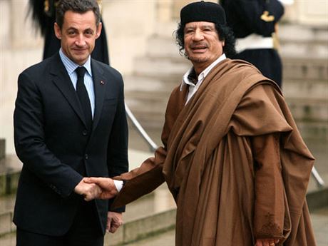 Během návštěvy Paříže v prosinci 2007 libyský vůdce Muammar Kaddáfí (vpravo) o svých vztazích s francouzským prezidentem Nicolasem Sarkozym prohlásil, že jsou důvěrné.