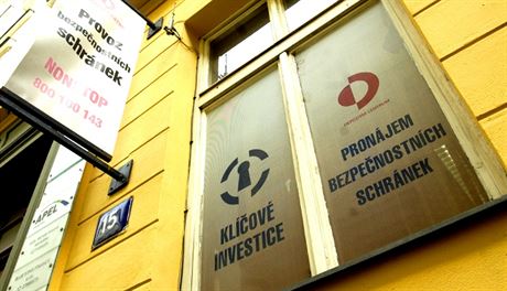Depozitní centrum, dceřiná společnost Key Investments, vlastní velké množství depozitních schránek ve sklepě domu v Praze v Růžové ulici.