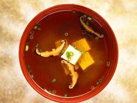 Polévku miso Japonci bn jedí kadý den vtinou k obdu, ale i k snídani.
