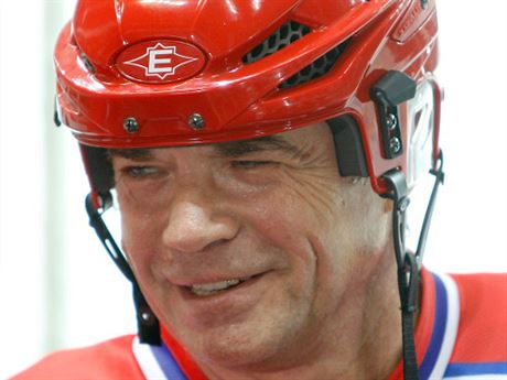 Postarší borec v hokejové výstroji není nikdo jiný než Alexandr Medveděv, viceprezident plynárenského gigantu Gazprom a také šéf Kontinentální hokejové ligy. Kvůli hokeji a charitě přijede 8. dubna do Prahy.