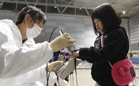 Sedmiletá Juri Ituová, která byla evakuována ze svého domova ležícího 30 kilometrů od elektrárny do střediska Korijama v prefektuře Fukušima, je testována, jestli nebyla vystavena nadměrné radiaci.