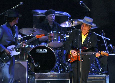 Bob Dylan absolvuje ron se svou stálou ptilennou skupinou zhruba sto koncert.