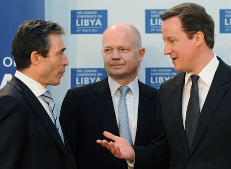 Generln tajemnk NATO Anders Fogh Rasmussen, britsk ministr William Hague a premir David Cameron debatovali na konci bezna v Londn, jak se vypodat s Muammarem Kaddfm. Ukazuje se, e drastick krty v britsk armd i sniovn vdaj na obranu
