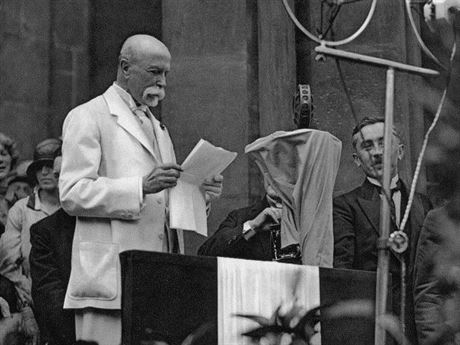 Prvnímu eskoslovenskému prezidentovi Tomái Garrigueovi Masarykovi se pisuzuje heslo Nebát se a nekrást, které vyplývá z jeho projevu 11. dubna 1913.