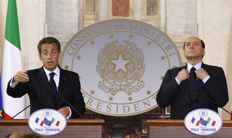 Italský premiér Silvio Berlusconi (vpravo) a francouzský prezident Nicolas Sarkozy v úterý 26. dubna jednali v Římě o vlně imigrantů ze severní Afriky.