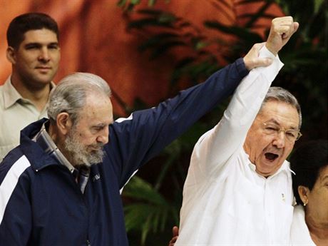 Raúl Castro (vpravo) převzal 19. dubna definitivně veškerou moc po bratru Fidelovi. Nahradil ho i v čele vládnoucí Komunistické strany Kuby. A ohlásil opatrné reformy.