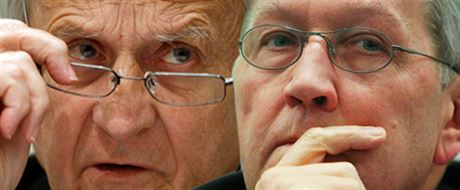 Dle šéfa Evropského fondu finanční stability Klause Reglinga (vpravo) komerční a investiční banky záměrně přiživují spekulace o nutné restrukturalizaci řeckého dluhu. Myslí si to i šéf Evropské centrální banky Jean-Claude Trichet.