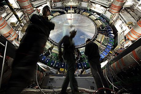 Fyzici v enevském experimentu ATLAS se Higgsova bosonu, novinái pektného na boskou ástici, zatím nedokali. Kdy to pijde, pokud vbec?