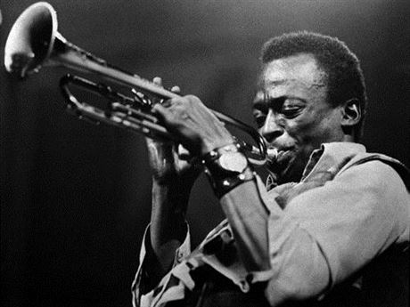 Jazz je hlavním příspěvkem černého muže k civilizaci bílého muže. Jedním z jeho významných představitelů je americký trumpetista, skladatel a vedoucí několika jazzových uskupení Miles Davis (1926–1991).