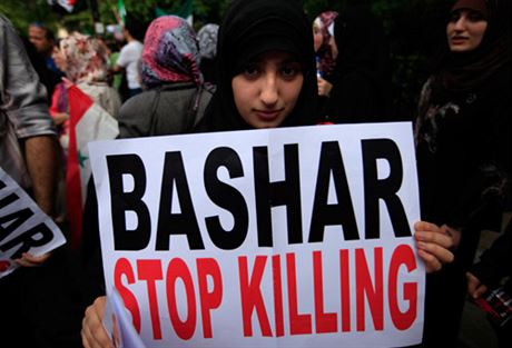 Proti Bašáru Asadovi a jeho režimu se protestuje i v Londýně. Západ se však k vojenskému zásahu v Sýrii nechystá.