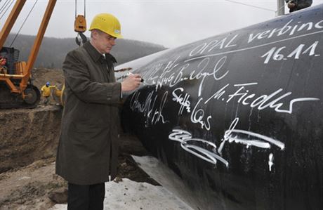 Litvínov mayor Milan Šťovíček puts his mark on the Gazela pipeline, which will join the Czech gas pipeline network with Germany’s planned Opal pipeline to connect with Nord Stream