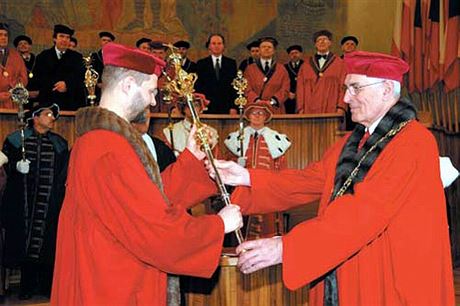 Rektorské pedávání ezla mezi Václavem Hamplem (vlevo) a Ivanem Wilhelmem z UK se uskutenilo 23. února 2006. Nyní budou spolupracovat na reform eského vysokého kolství,