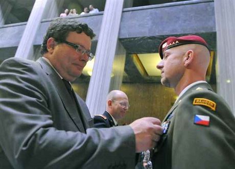 Defense Minister Alexandr Vondra (TOP 09) decorates a soldier