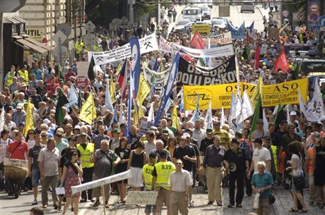Pražského demonstračního pochodu během celorepublikové stávky se zúčastnily zhruba dva tisíce odborářů.