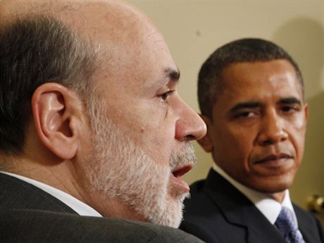 Co udlá se skomírající ekonomikou éf Fedu Ben Bernanke (vlevo)? Barack Obama bude potebovat pítí rok pro své volie optimistické zprávy, aby mohl pomýlet na znovuzvolení.