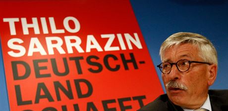 Thilo Sarrazin je vzdláním ekonom, politickou písluností sociální demokrat a od svých 30 let lenem státního establishmentu, v nm postoupil a do správní rady Bundesbanky.