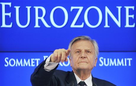 Prezident Evropské centrální banky Jean-Claude Trichet (na snímku) ladil spolený postoj ped summitem s nmeckou kanclékou Angelou Merkelovou a francouzským prezidentem Nicolasem Sarkozym ve stedu v Berlín.