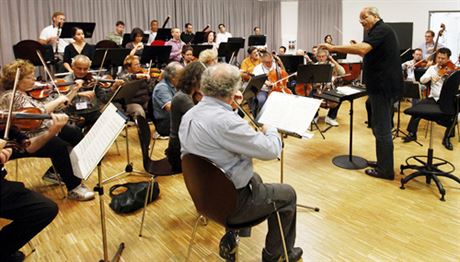 Izraelský komorní orchestr s dirigentem Robertem Paternostrem zkouí v Bayreuthu na oste sledovaný koncert 25. ervence, pi nm zaznlo i dílo Richarda Wagnera.