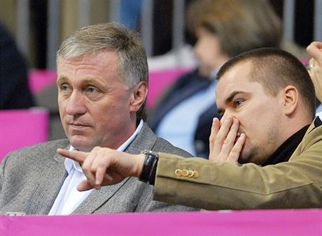 Ex-PM Mirek Topolánek (left) and his friend and advisor Marek Dalík, accused of soliciting an €18 mln bribe from US-owned Austrian arms maker Steyr, at a February 2008 tennis match