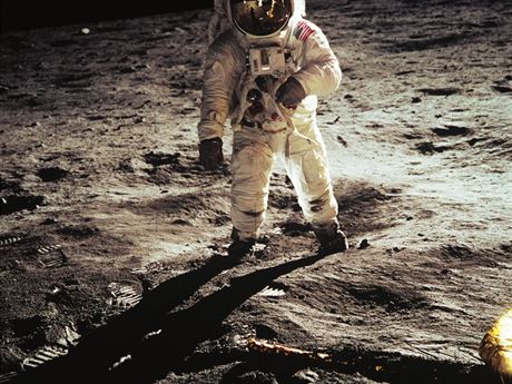 : V rámci programu Apollo se dostalo na Měsíc celkem dvanáct kosmonautů. Dvanáct apoštolů.  Od té doby tam nikdo nebyl. Už několik desetiletí.
