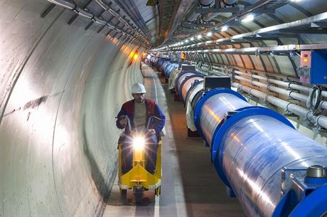 Nejvtí pýchou enevského CERN je urychlova Large Hadron Collider (LHC).
