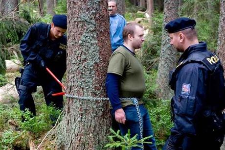 Demonstranti blokovali kácení stromů v bezzásahové lokalitě šumavského národního parku vlastními těly.