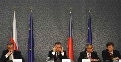 The governments economic advisory council NERV gave no reason for cheer at its session on Tuesday, attended by FM Miroslav Kalousek (far left) and PM Petr Neas (center). NERV member and economist, Vladimír Dlouhý, (center right), placed part of the bl