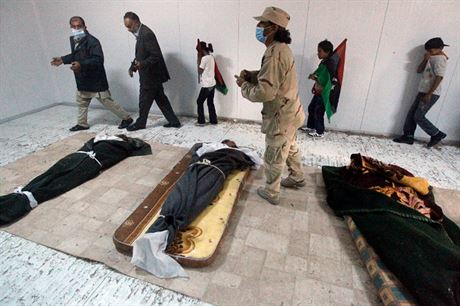 Libyjci se chodili osobně přesvědčit do mrazícího boxu obchodu v Misurátě, že vystavené mrtvé tělo uprostřed jsou skutečně pozůstatky Muammara Kaddáfího.