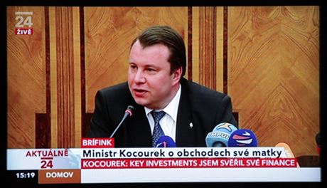 Ministr prmyslu a obchodu Martin Kocourek ped televizními kamerami v zásad piznal, e peníze, které prý pocházejí z jeho podnikání a rodinných úspor, pevedl na svou matku kvli rozvodu.