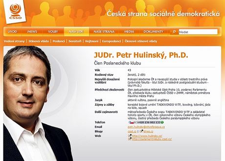 Rigorózní zkouku zmákl JUDr. Petr Hulinský v Bratislav. Jeho práce má 88 stran a je o korupci.