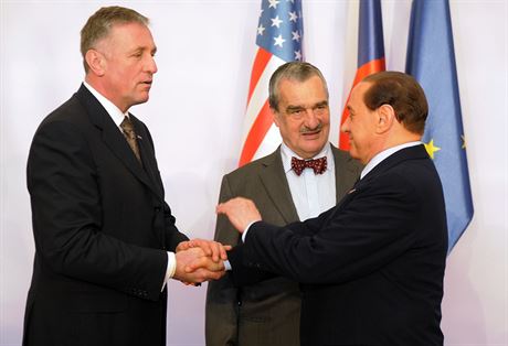 Come se dice ‘bunga-bunga’ in checo?  Prime ministers Mirek Topolánek (left) and Silvio Berlusconi (right), talk shop with Karel Schwarzenberg (now Czech foreign minister) during the Czech EU presidency in 2009