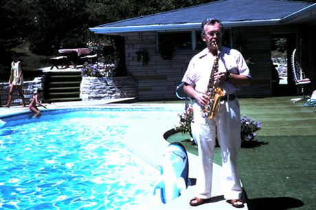 Josef Škvorecký miloval jazz a občas hrál na saxofon.